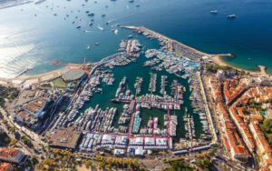 Expoziția a fost împărțită în două locații, respectiv cele două porturi din Cannes, Vieux Port și Port Cant