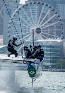 Alex Sinclair, grinder al echipei USA SailGP, aleargă pe barcă în timp ce echipa USA SailGP navighează spre Roata Centenarului în ziua cursei 1 a Rolex United States Sail Grand Prix | Chicago la Navy Pier, Sezonul 4, în Chicago, Illinois, SUA. Foto: Bob Martin pentru SailGP.