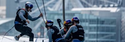Alex Sinclair, grinder al echipei USA SailGP, aleargă pe barcă în timp ce echipa USA SailGP navighează spre Roata Centenarului în ziua cursei 1 a Rolex United States Sail Grand Prix | Chicago la Navy Pier, Sezonul 4, în Chicago, Illinois, SUA. Foto: Bob Martin pentru SailGP.