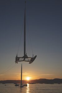 Catamaranul F50 al echipei Switzerland SailGP este scos din apă la apusul soarelui, în urma unei sesiuni de antrenament înaintea Marelui Premiu Franța Sail din Saint-Tropez, Franța. Foto: Felix Diemer pentru SailGP.