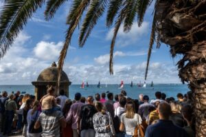 Spectatorii privesc de pe dig cum flota SailGP este în acțiune în a doua zi de cursă a Marelui Premiu Spania Sail din Cadiz, Spania. Foto: Jon Buckle pentru SailGP.