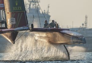 Hannah Mills, strategul echipei Emirates Great Britain SailGP, la volan în timp ce echipa Emirates Great Britain SailGP se antrenează la apusul soarelui înainte de Emirates Sail Grand Prix prezentat de P&O Marinas în Dubai, Emiratele Arabe Unite. Foto: Ricardo Pinto pentru SailGP.