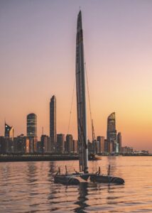Catamaranul F50 al Germaniei SailGP Team este adus înapoi în zona tehnică în timp ce soarele apune după cursa din Ziua 1 a Marelui Premiu de Voie Mubadala Abu Dhabi prezentat de Consiliul Sportiv Abu Dhabi în Abu Dhabi, Emiratele Arabe Unite. Foto: Ricardo Pinto pentru SailGP.