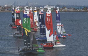 Flota SailGP formată din 10 ambarcațiuni în acțiune în prima zi de cursă a Oracle Los Angeles Sail Grand Prix din Portul Los Angeles, California, SUA. Foto: Ricardo Pinto pentru SailGP.