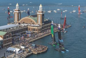 Echipa SailGP din Noua Zeelandă, echipa SailGP din Australia și echipa SailGP din Canada navighează în apropierea spectatorilor din stadionul de curse SailGP de pe Navy Pier după ce echipa SailGP din Noua Zeelandă condusă de Peter Burling a câștigat Rolex United States Sail Grand Prix | Chicago la Navy Pier, Sezonul 4, în Chicago, Illinois, SUA. Foto: Simon Bruty pentru SailGP.