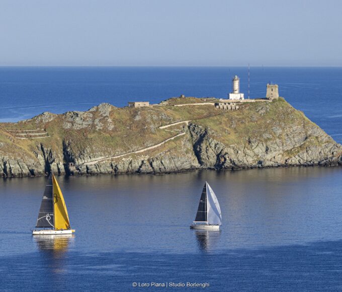 Grand Soleil 80 LC Bianca II îl urmează pe Wally 60 Wallyño al lui Benoît de Froidmont pe lângă stânca Giraglia. Foto: Loro Piana/Studio Borlenghi