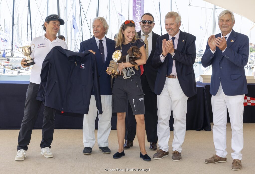 Furio Benussi de la ARCA SGR (stânga) primește Trofeul Levainville pentru primul loc la sosire – alături de Pier Luigi Loro Piana și de președinții YCI și SNST, Carlo Cameli și Pierre Roinson. Foto: Loro Piana/Studio Borlenghi