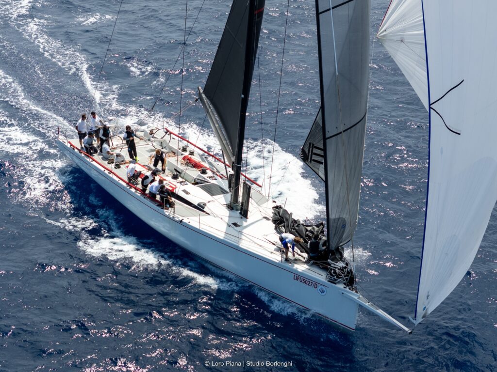 Yachtul Mylius 60 „Cippa Lippa X” al lui Guido Paolo Gamucci, dotat cu chilă basculantă, în drumul său spre victoria în clasa Maxi/IRC 0 în cursa offshore. Foto: Loro Piana/Studio Borlenghi