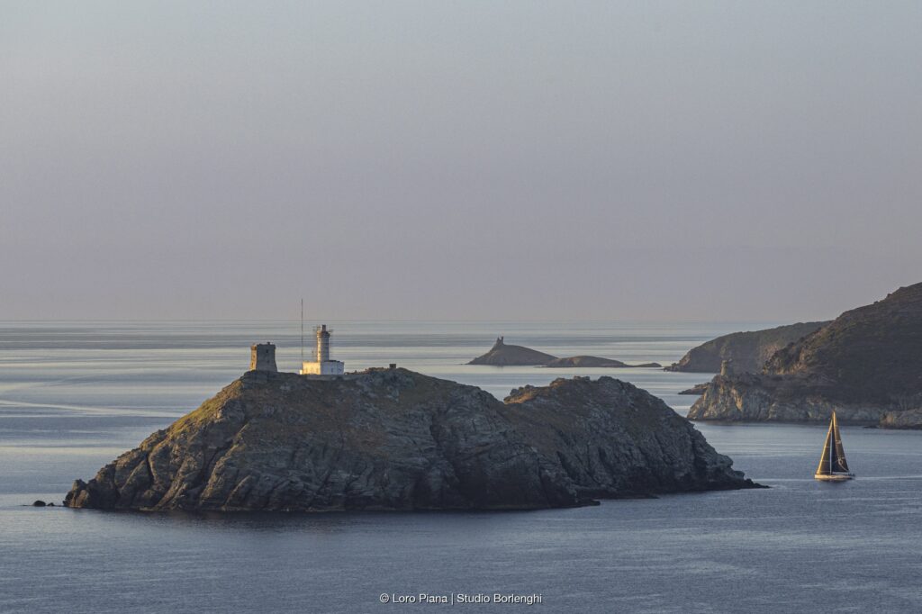 Giraglia, echivalentul mediteranean al stâncii Fastnet. Foto: Loro Piana/Studio Borlenghi