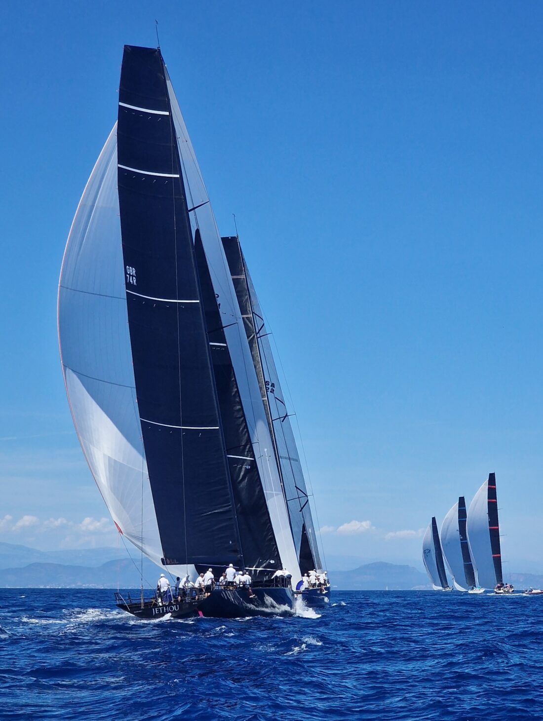 Iahturile din clasa Maxi Grand Prix – „Jethou” al lui Sir Peter Ogden și „Proteus” al lui George Sakellaris – se află în urma celor de 80 și 100 de picioare, navigând cu vântul în spate. Foto: IMA