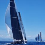 Iahturile din clasa Maxi Grand Prix – „Jethou” al lui Sir Peter Ogden și „Proteus” al lui George Sakellaris – se află în urma celor de 80 și 100 de picioare, navigând cu vântul în spate. Foto: IMA