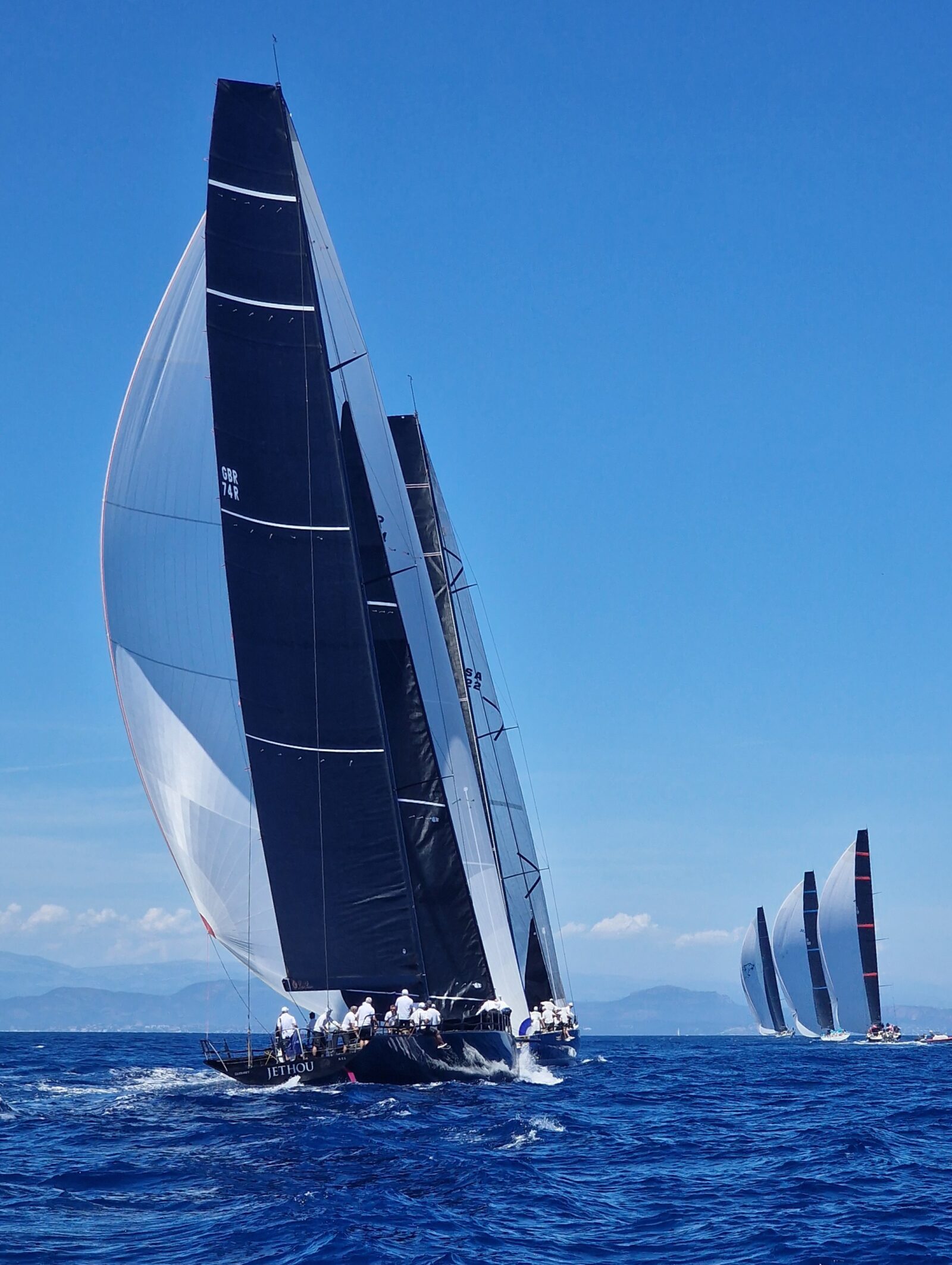 Iahturile din clasa Maxi Grand Prix – „Jethou” al lui Sir Peter Ogden și „Proteus” al lui George Sakellaris – se află în urma celor de 80 și 100 de picioare, navigând cu vântul în spate. Foto: IMA