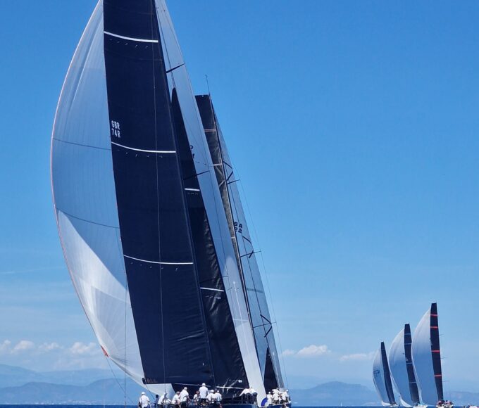 Iahturile din clasa Maxi Grand Prix – „Jethou” al lui Sir Peter Ogden și „Proteus” al lui George Sakellaris – se află în urma celor de 80 și 100 de picioare, navigând cu vântul în spate. Foto: IMA