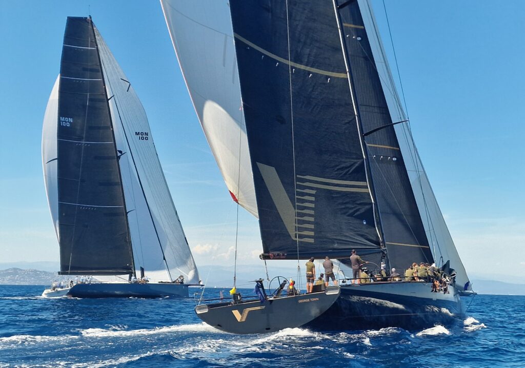 Leopard 3, cu un rating mai mic, îi arată lui V cum se face în cea de-a doua cursă de astăzi. Mai jos: Startul grupului de maxi-yachturi mai mari și mai rapide, care, datorită numărului mare de participanți, cuprinde clasele Maxi 1 și Grand Prix ale IMA, reunite. Fotografii: IMA